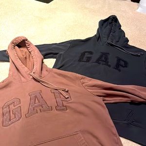 2 men’s small Gap Logo hoodies. A teenagers dream. Comfortable and oversized.
